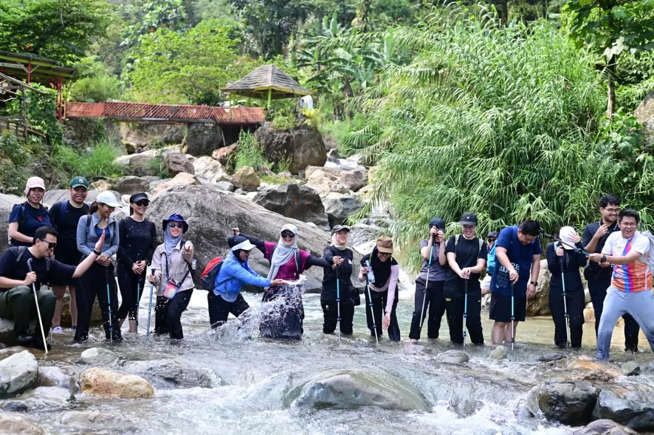 Peserta gathering berpose untuk foto grup sebelum memulai petualangan trekking.