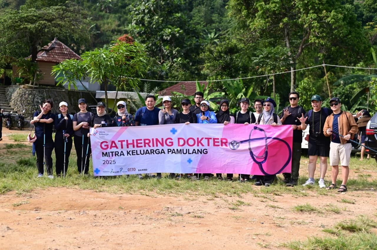 Tiga orang peserta menikmati berenang santai di aliran sungai yang tenang di antara tebing.
