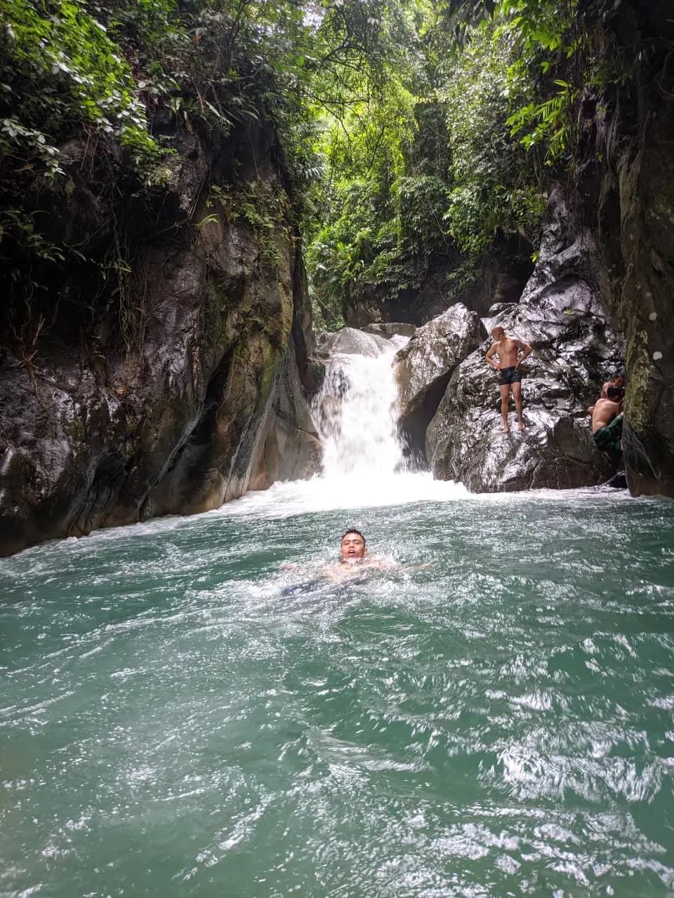 Keceriaan para peserta saat bermain air dan menyeberangi sungai berbatu bersama-sama.