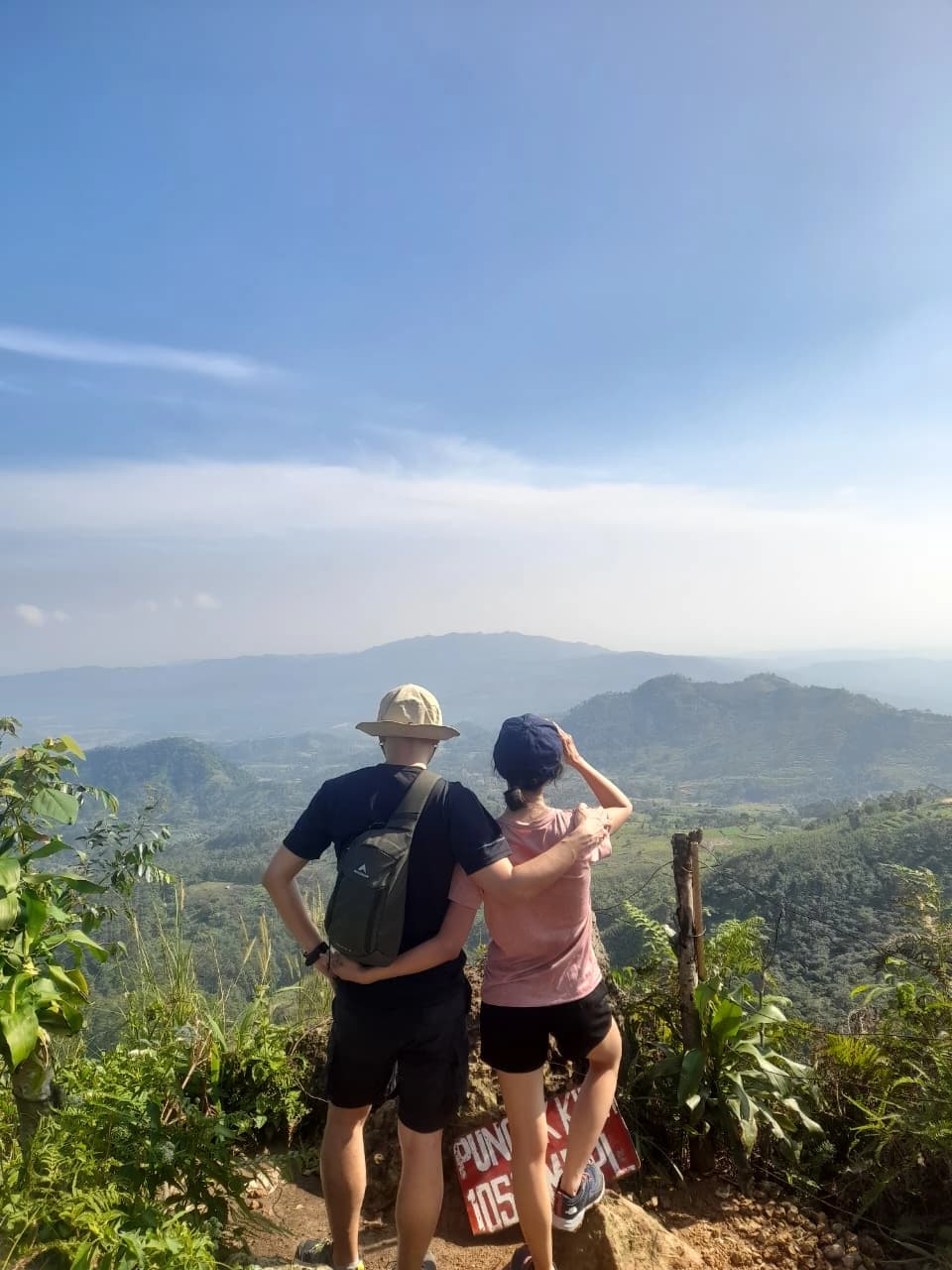 Empat orang peserta berpose di bawah gerbang selamat datang Pendakian Gunung Kuta.