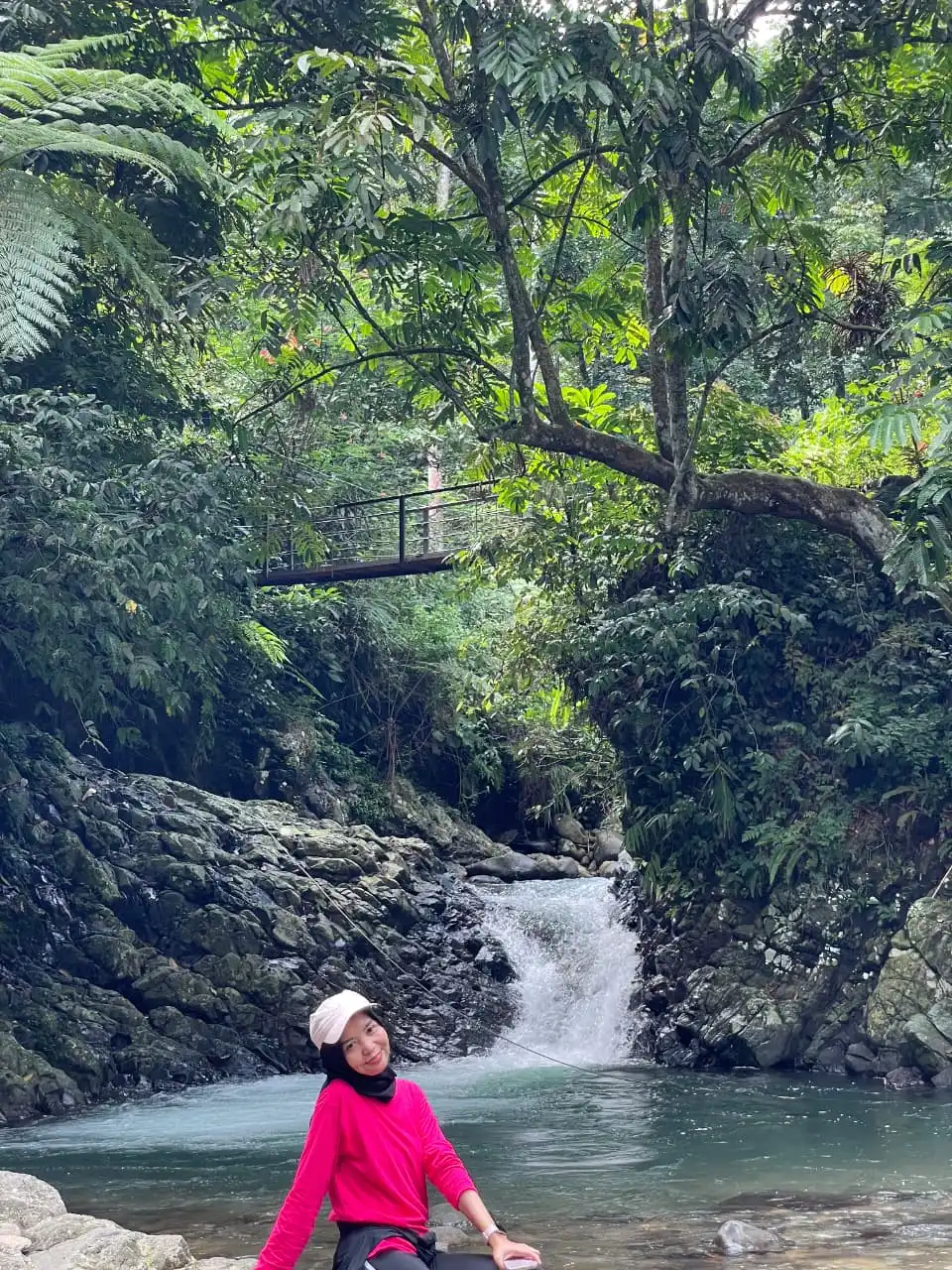 Seluruh peserta duduk santai di bebatuan di tengah aliran sungai untuk berfoto.