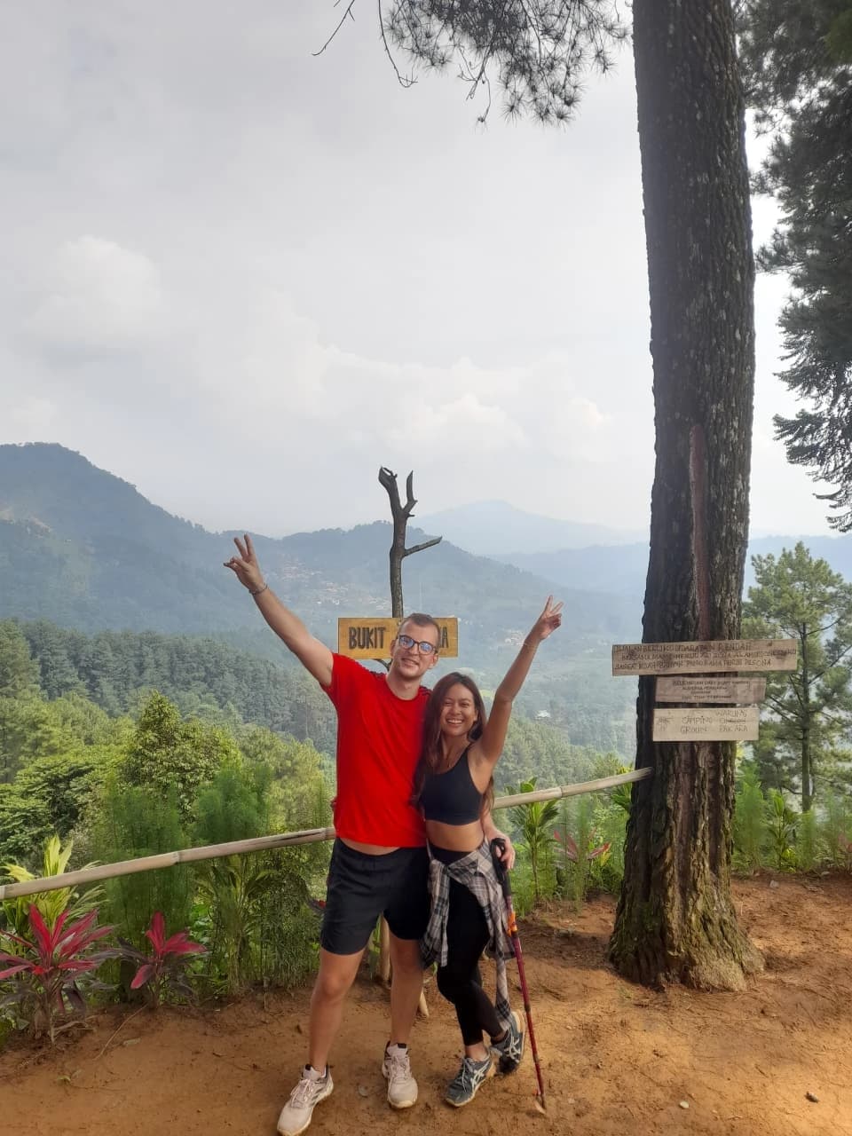 Rombongan pendaki wanita berfoto di Puncak Panisan 846 MDPL dengan bendera merah putih.
