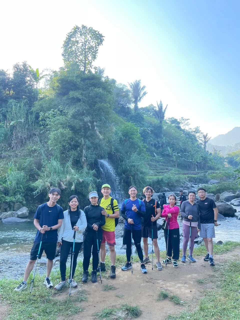 Keceriaan rombongan saat bermain air dan terciprat arus sungai di antara bebatuan.